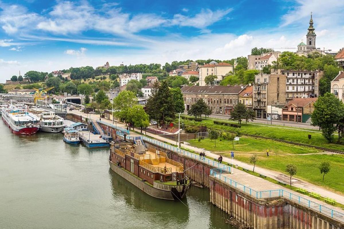 un gruppo di barche attraccate in un fiume in una città