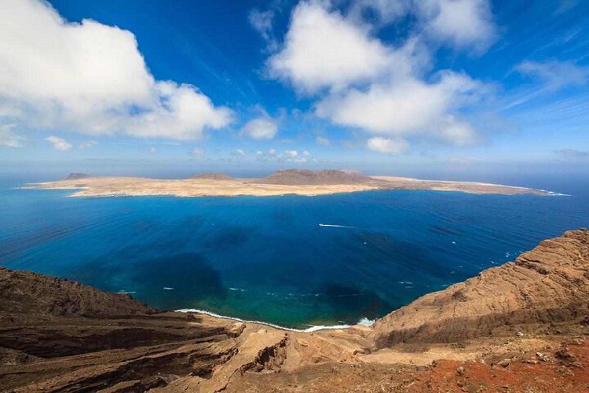eine Insel inmitten eines großen Gewässers