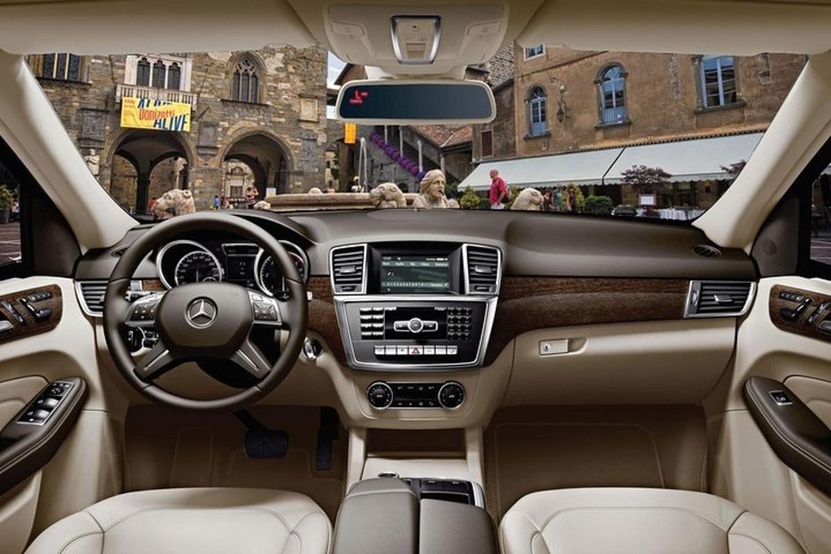 una vista del quadre de comandament d'un cotxe Acedes Benz