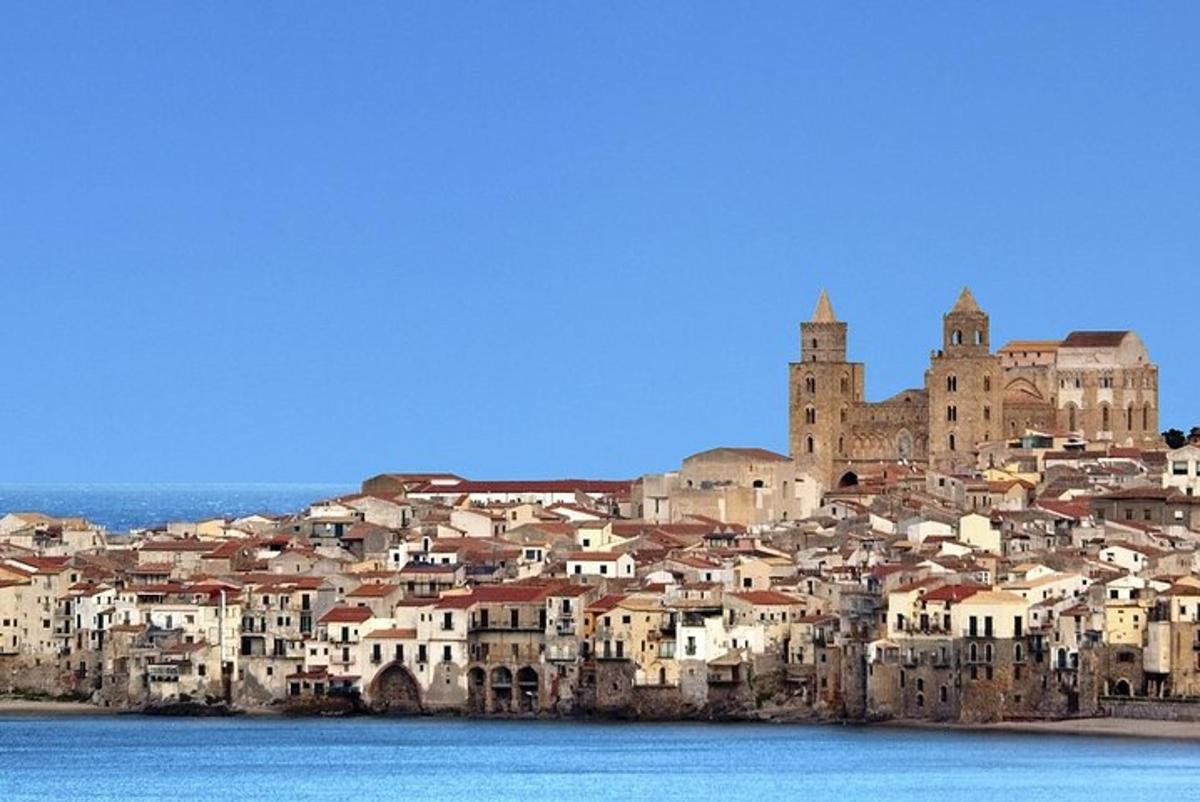 una città su una collina con acqua ed edifici