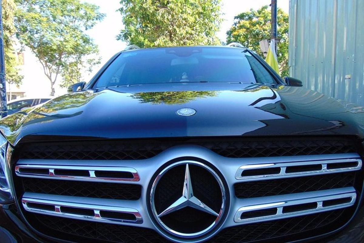 ein Mercedes-Benz Auto auf einem Parkplatz geparkt