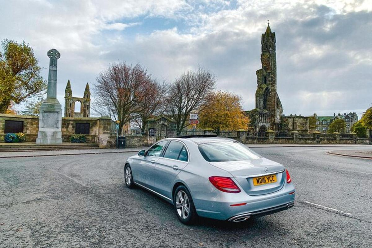 un'auto argentata parcheggiata davanti a un cimitero