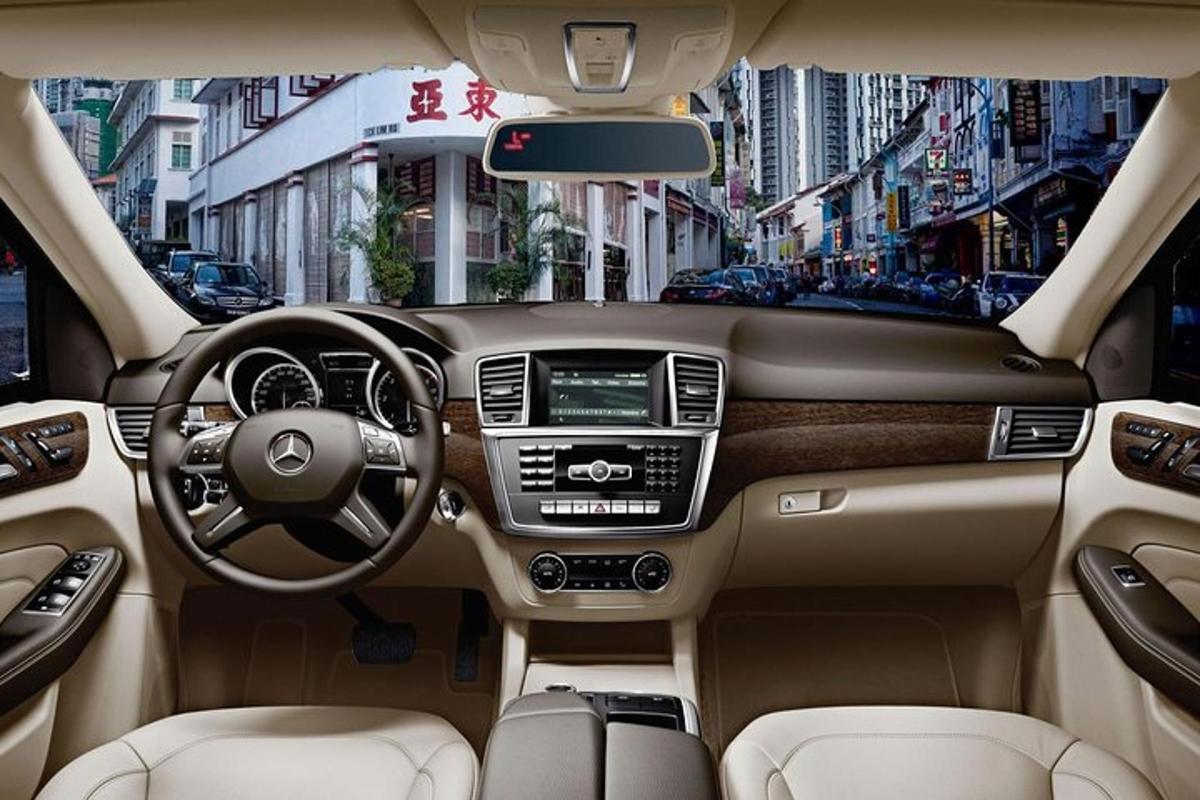 một góc nhìn về bảng điều khiển của xe acedes benz
