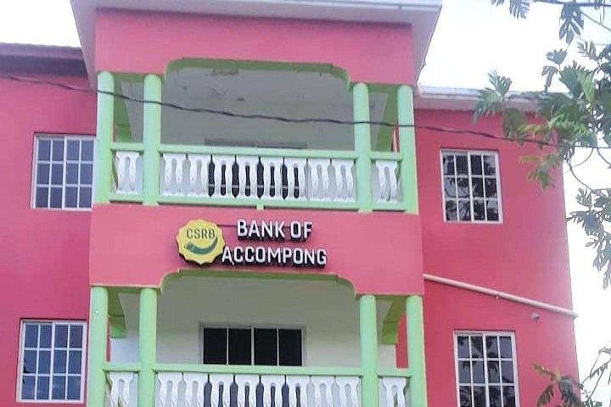 một tòa nhà màu hồng có biển hiệu ngân hàng kế toán trên đó