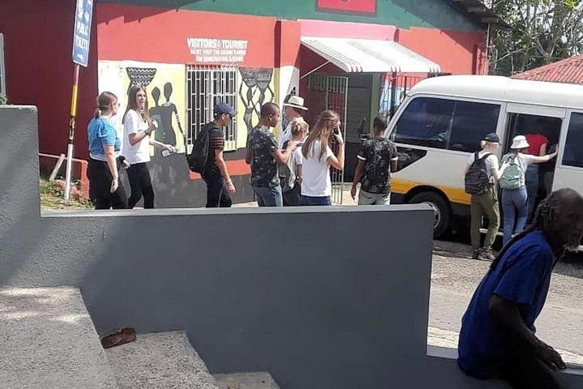 sekumpulan orang berdiri di belakang dinding