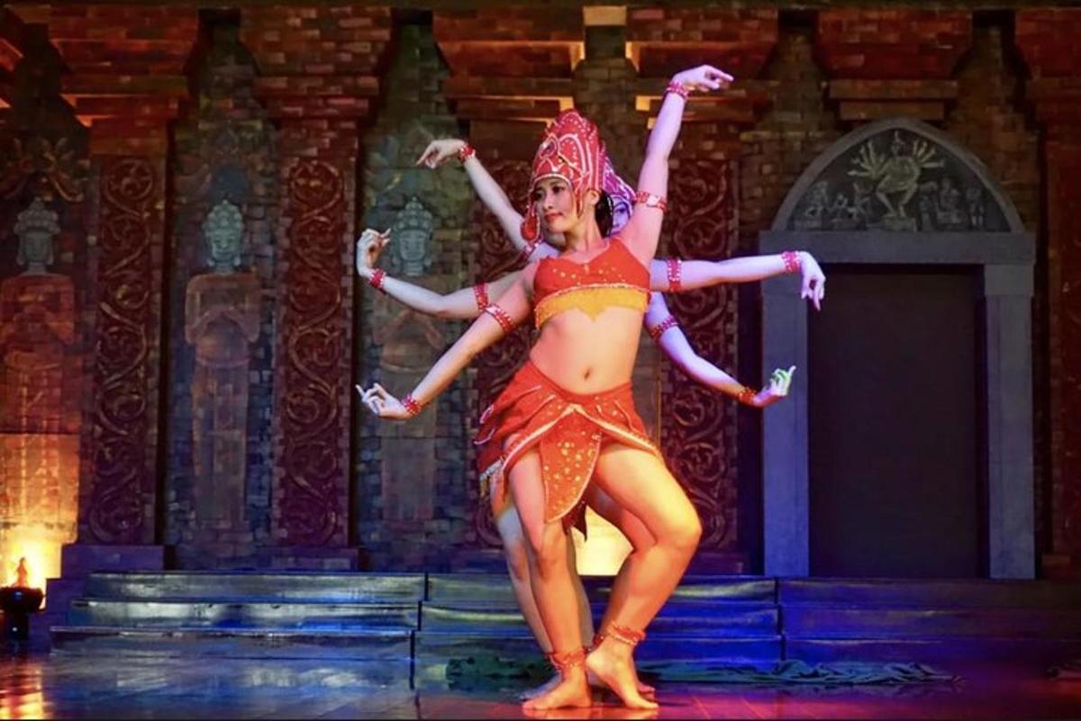 una donna che balla sul palco durante uno spettacolo