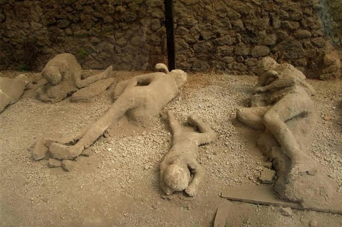 o sculptură în nisip reprezentând oameni întinși pe pământ
