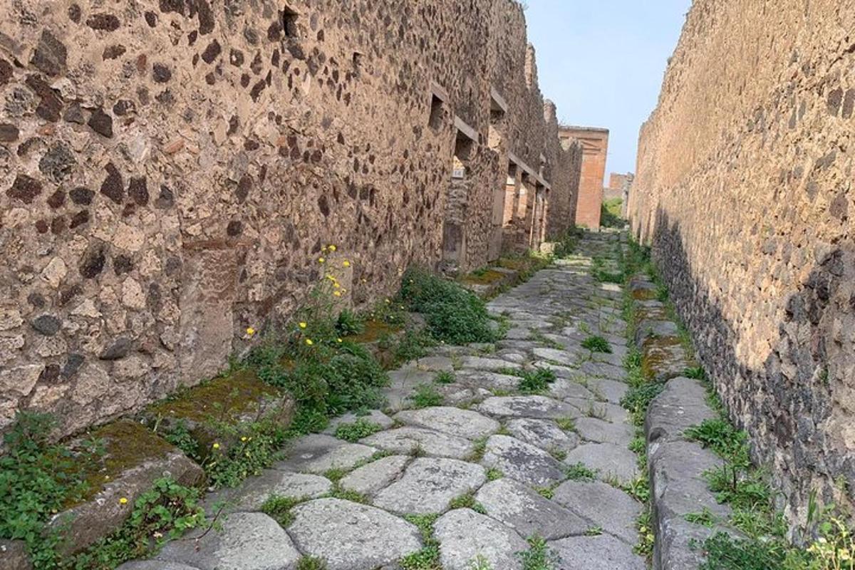 eine steinerne Gasse zwischen zwei Steingebäuden