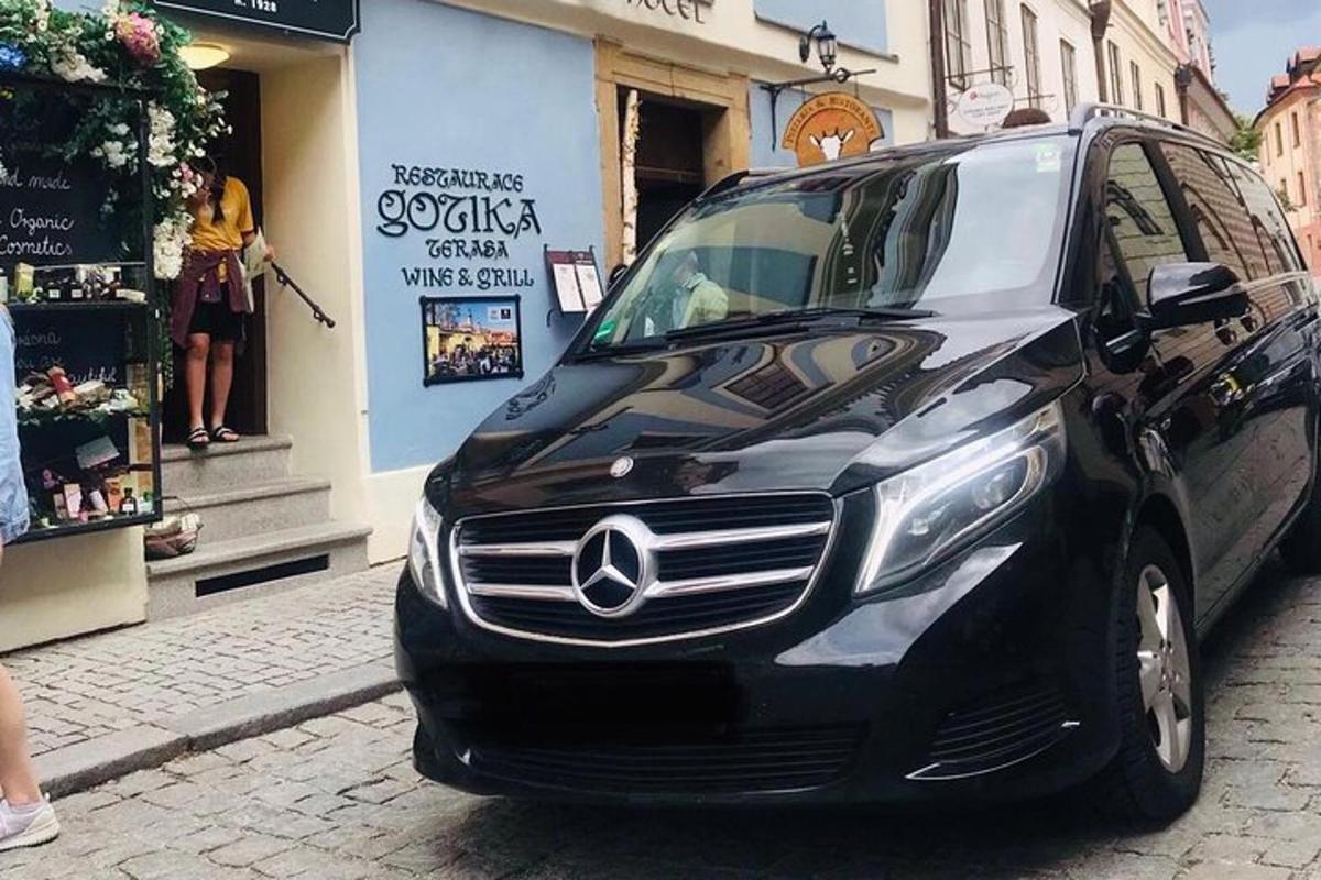 czarny samochód zaparkowany na ulicy przed sklepem