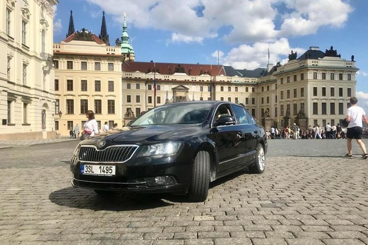 must auto pargitud hoone ette