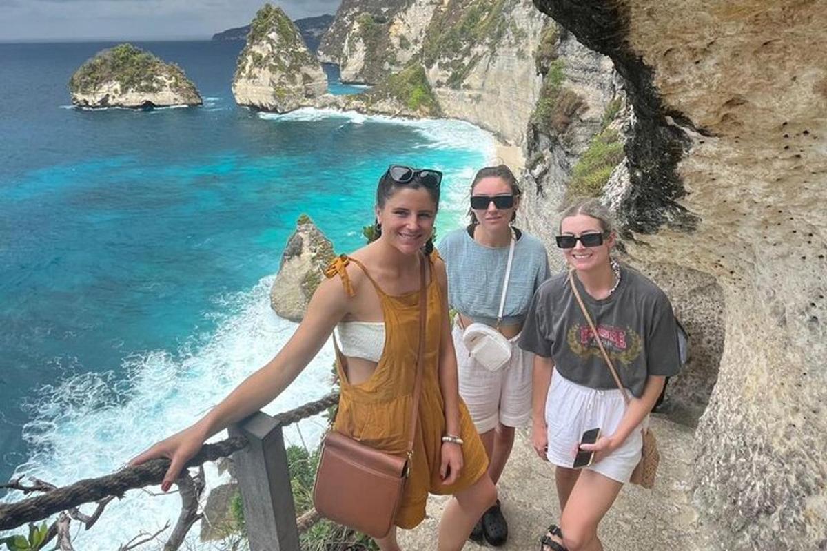 Τρεις γυναίκες που στέκονται σε έναν απότομο βράχο κοντά στον ωκεανό
