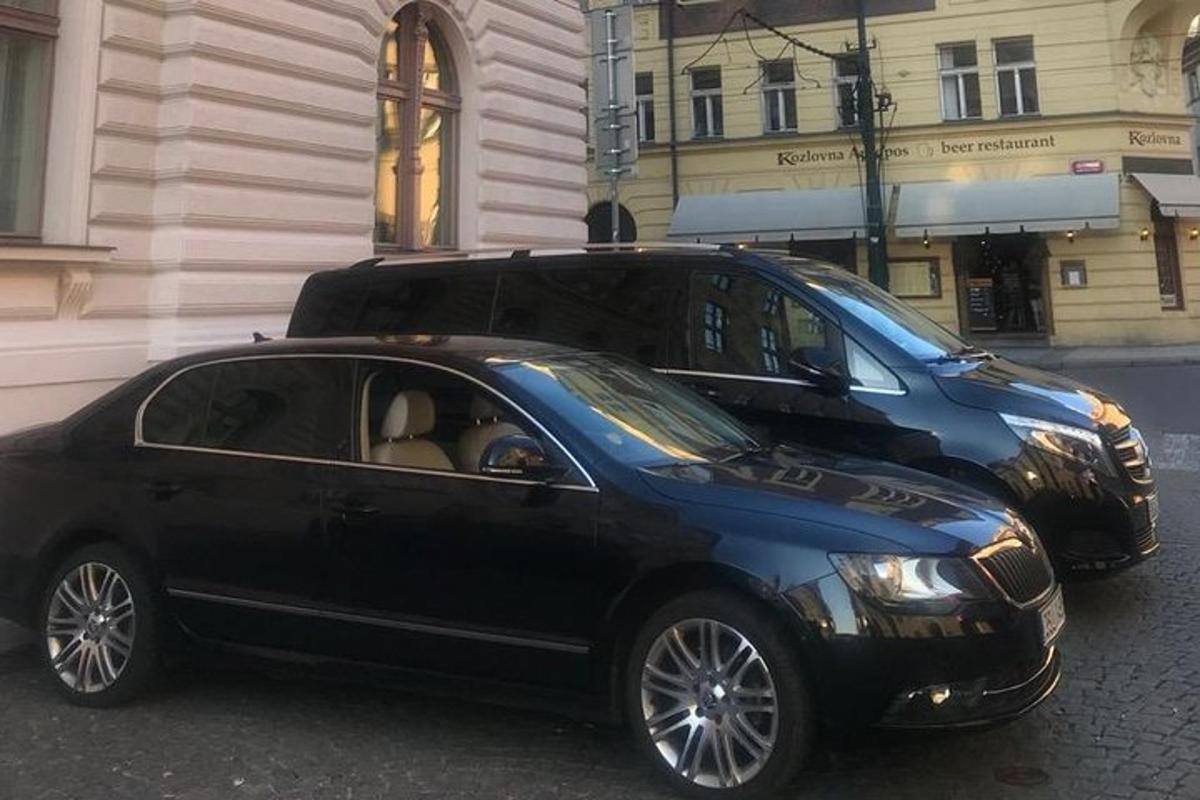 czarny samochód zaparkowany przed budynkiem