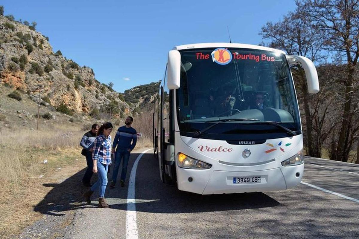 un gruppo di persone in piedi davanti a un autobus