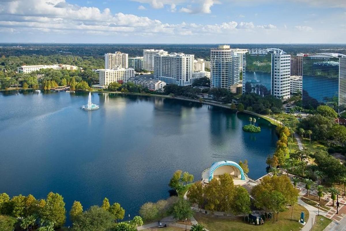 una vista aerea di un grande lago in una città