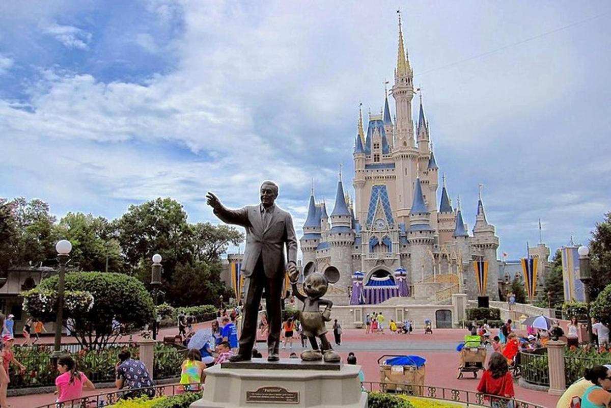 uma estátua de um homem em frente a um castelo