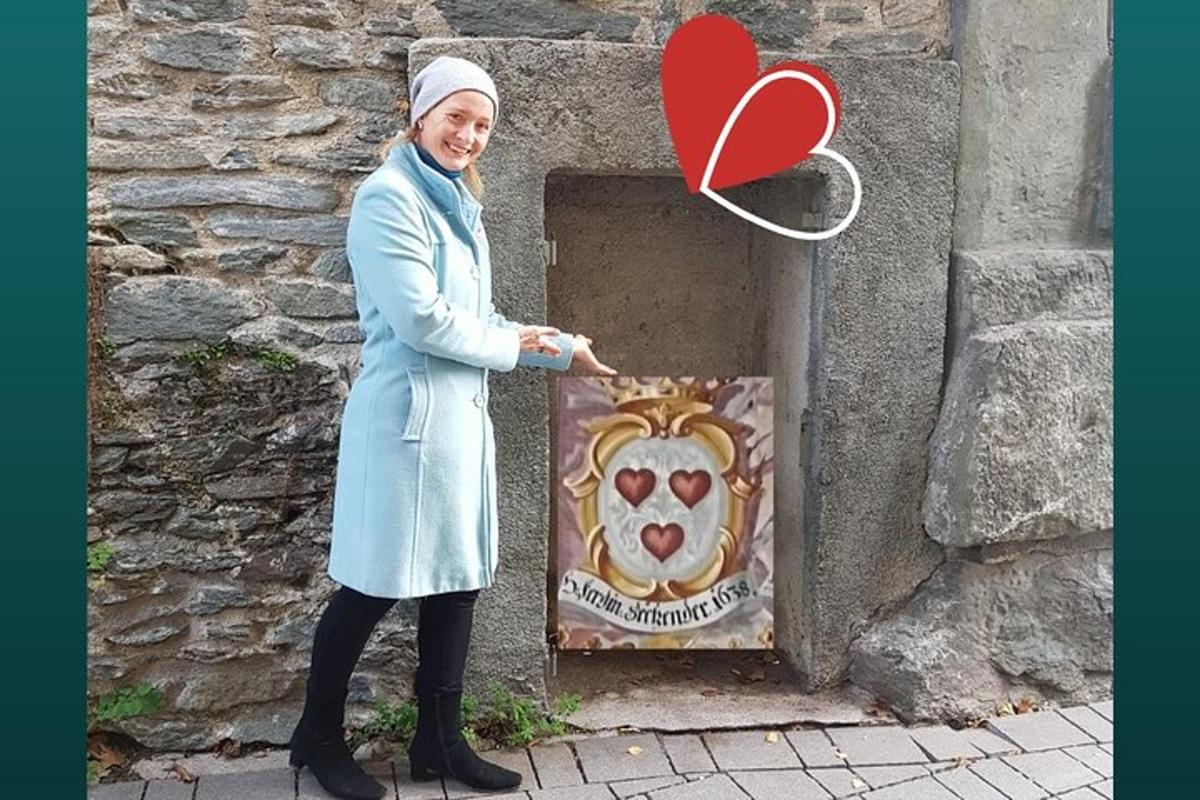 eine Frau steht neben einem Schild mit einem Herz