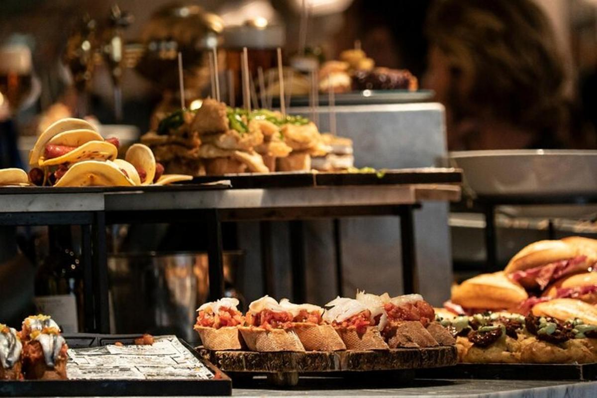 um buffet com muitos tipos diferentes de comida
