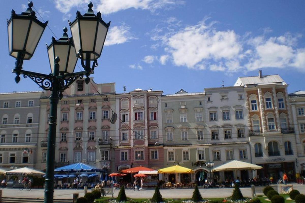 velika stavba z ulično svetilko pred njo