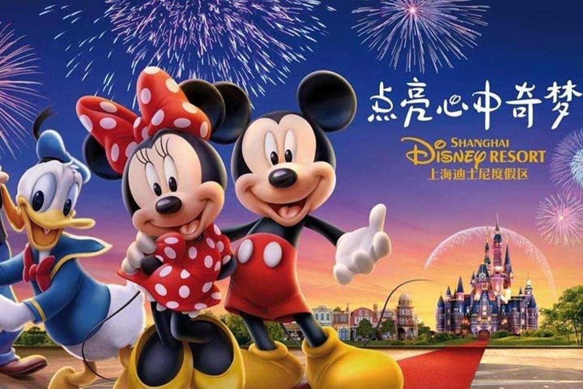 Filmiplakat filmile "Mickey's Disney Resort" ilutulestikuga
