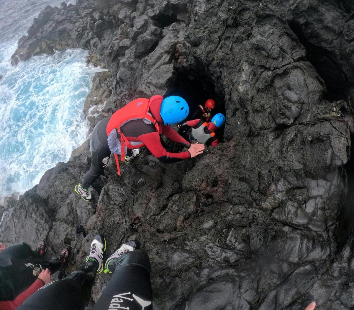 un gruppo di persone che esce da una grotta