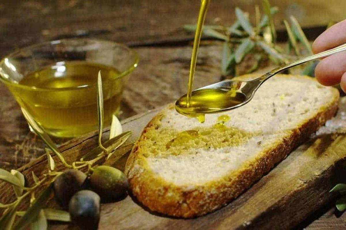 μια κουταλιά λάδι σε ένα κομμάτι ψωμί