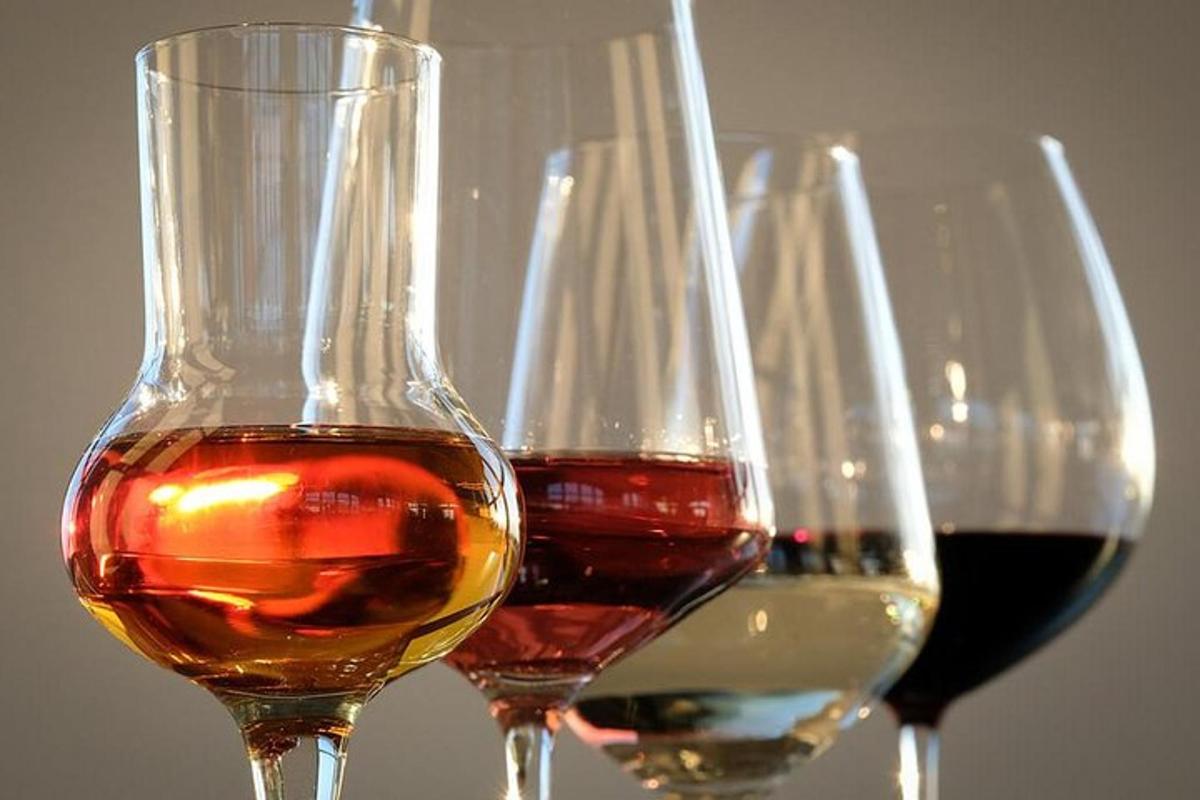 tre bicchieri da vino riempiti con diversi tipi di vino