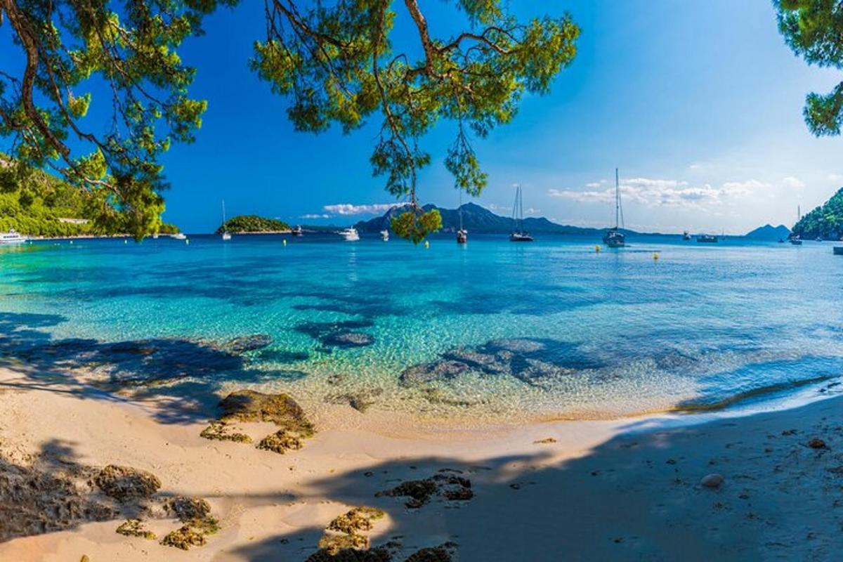 kilátás egy kék vizű strandra