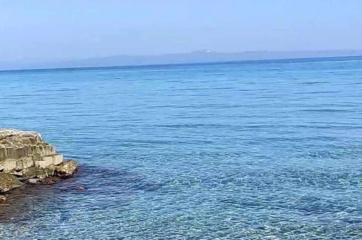 ένα μεγάλο υδάτινο σώμα με βραχώδη ακτή