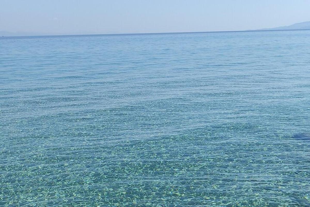 ένα μεγάλο σώμα γαλάζιων νερών με μια βάρκα μέσα