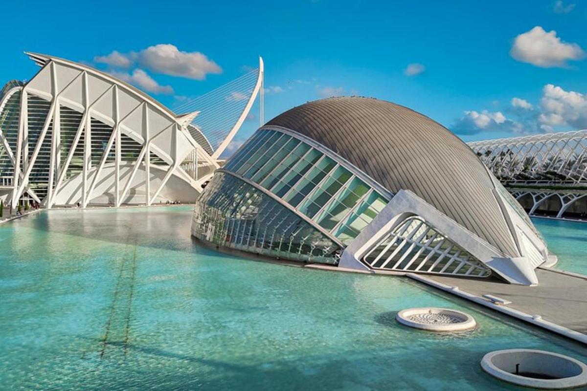 un edificio nell'acqua di fronte a uno stadio
