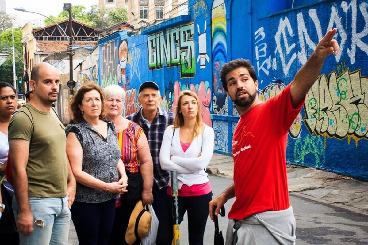 un grup de persones dretes davant d'una paret