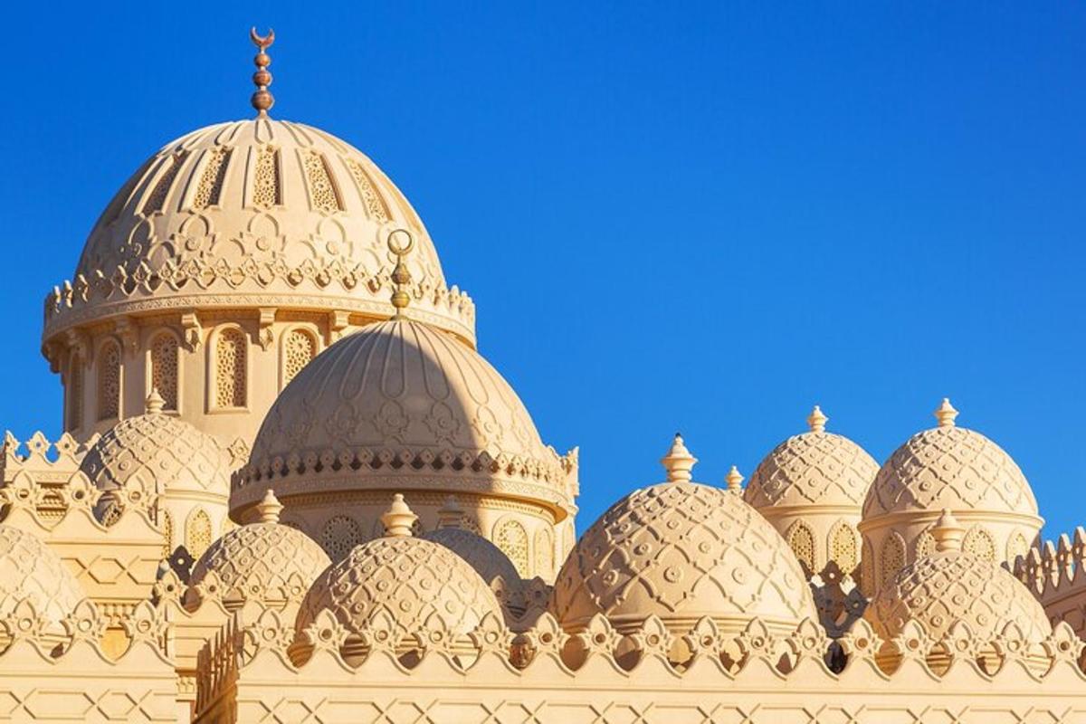 un edifici amb cúpules a sobre