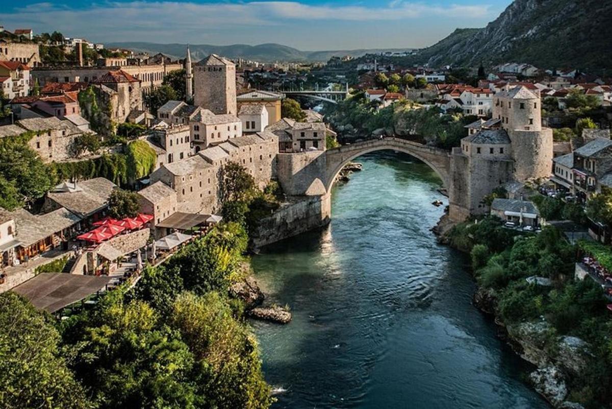 una vista aerea di un ponte sopra un fiume