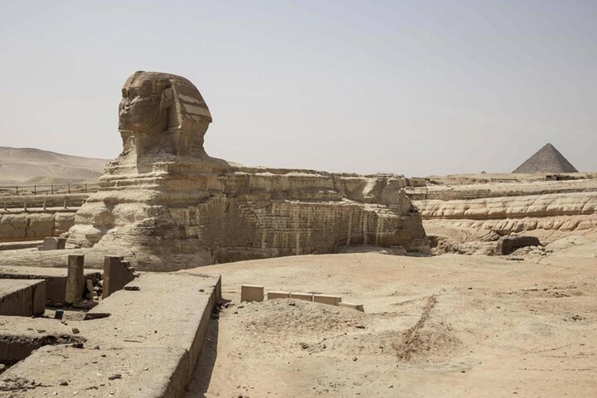 patsas aavikolla pyramidit taustalla