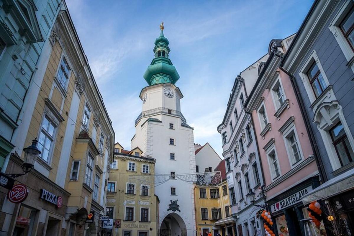 vysoká budova s hodinovou věží ve městě