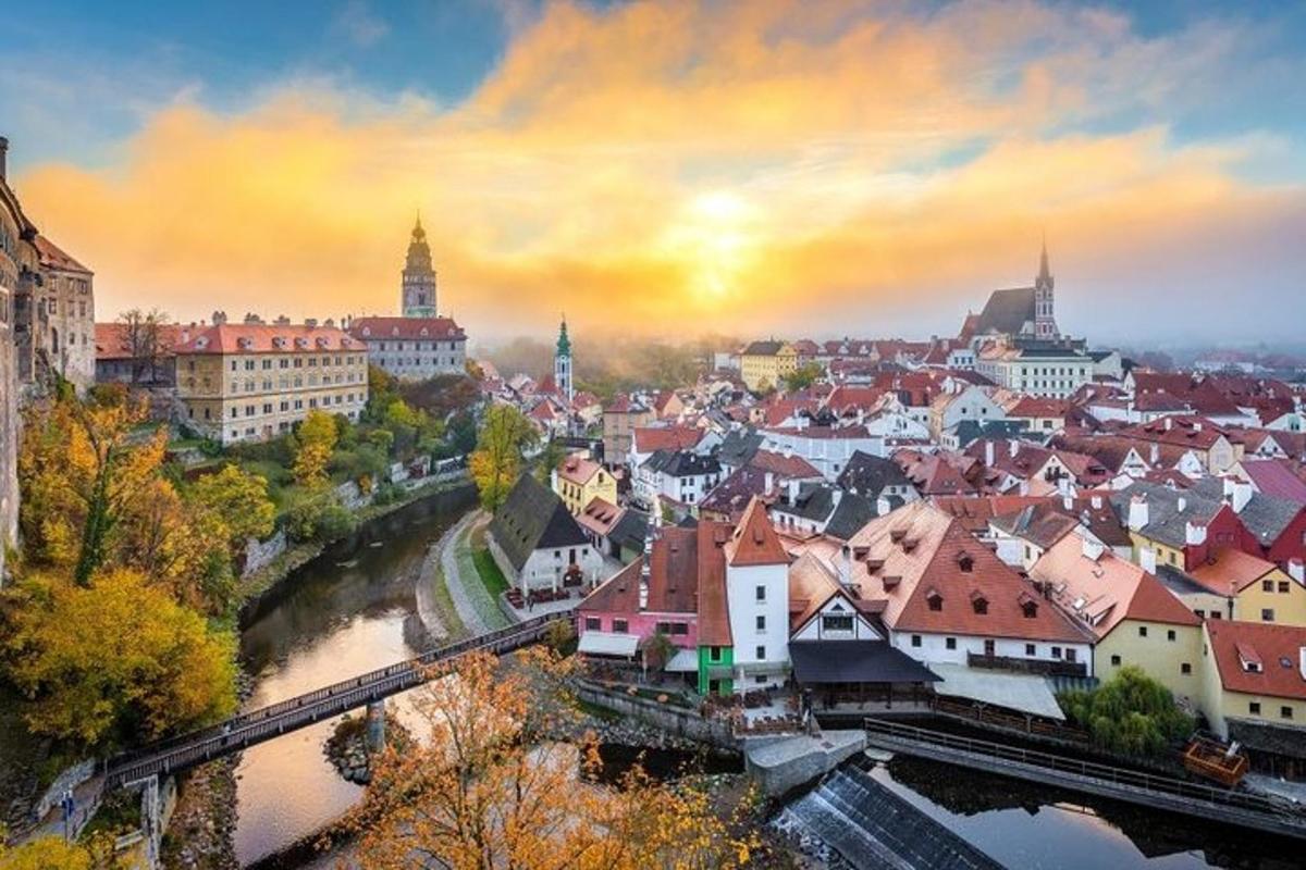 una vista di una città con un fiume e degli edifici