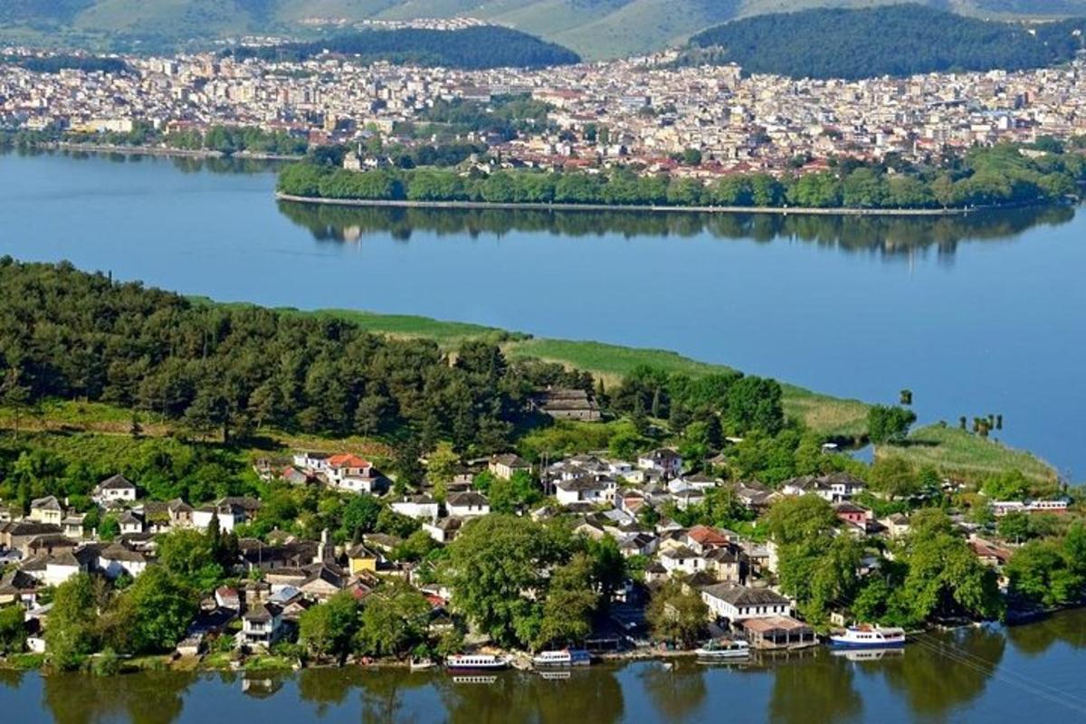 o insulă în mijlocul unui lac cu case