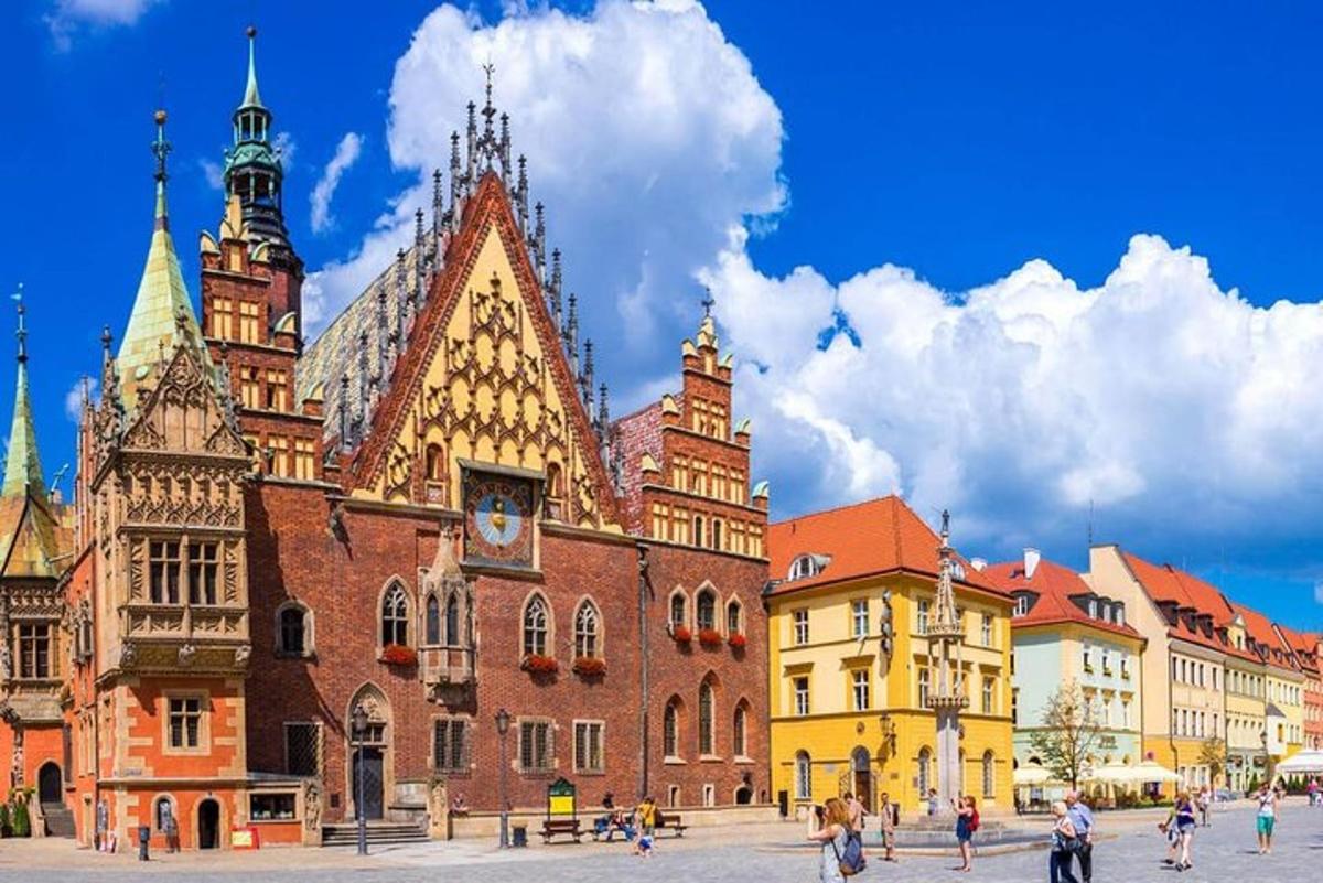 skupina lidí jdoucích před budovou