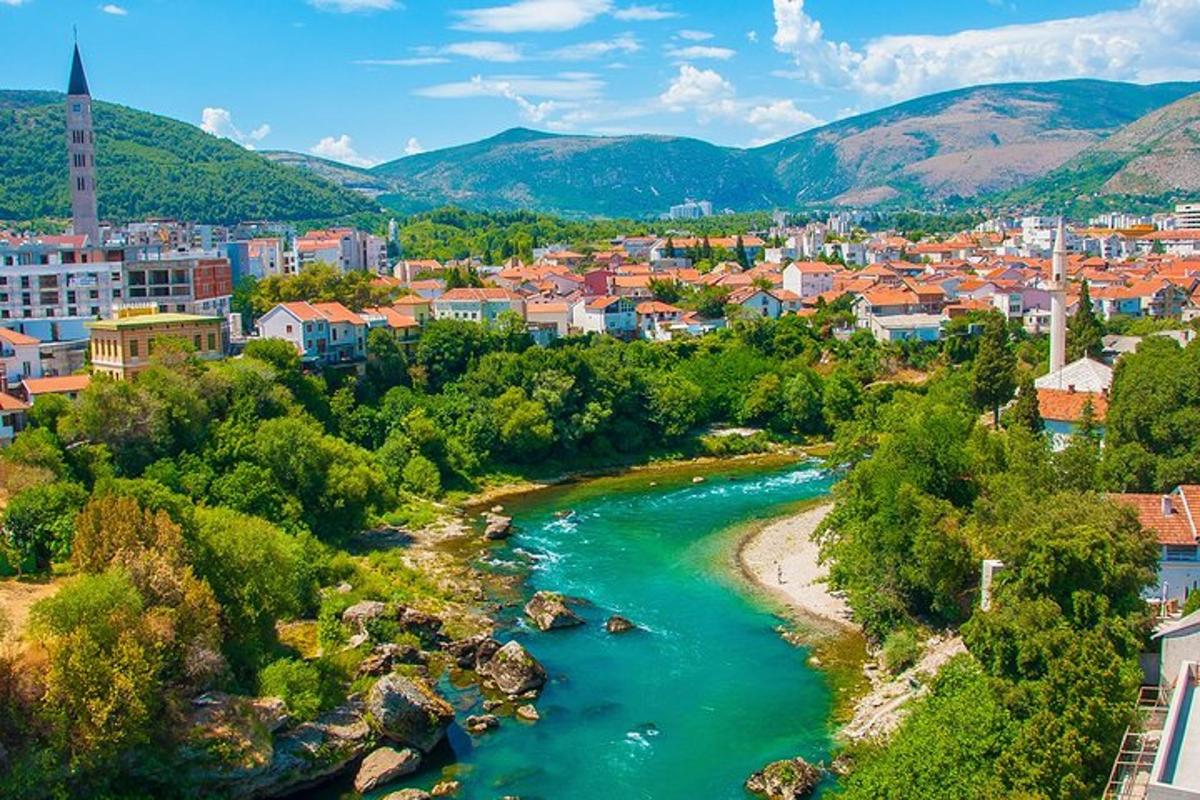 zračni pogled na mesto z reko
