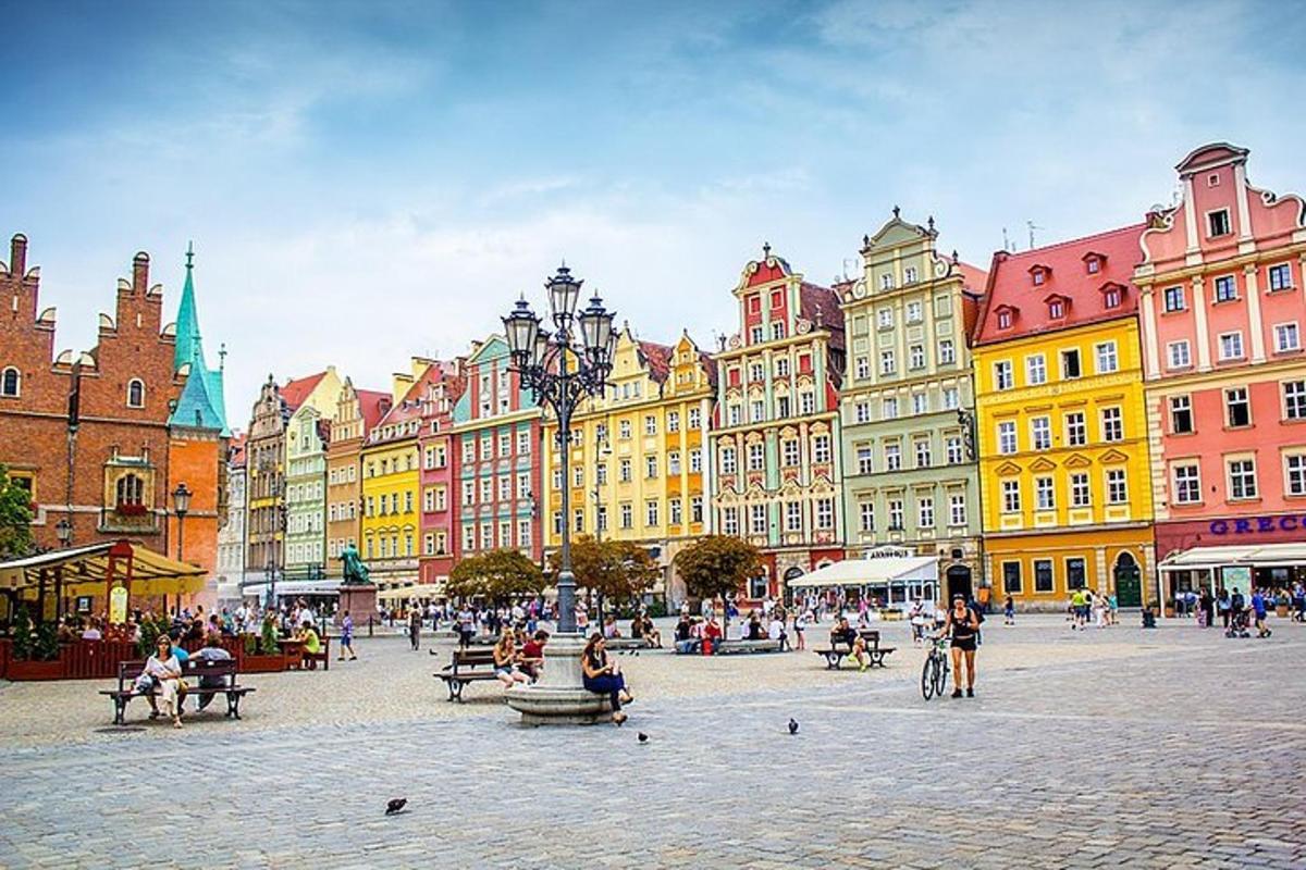 grupa budynków w mieście, w której siedzą ludzie