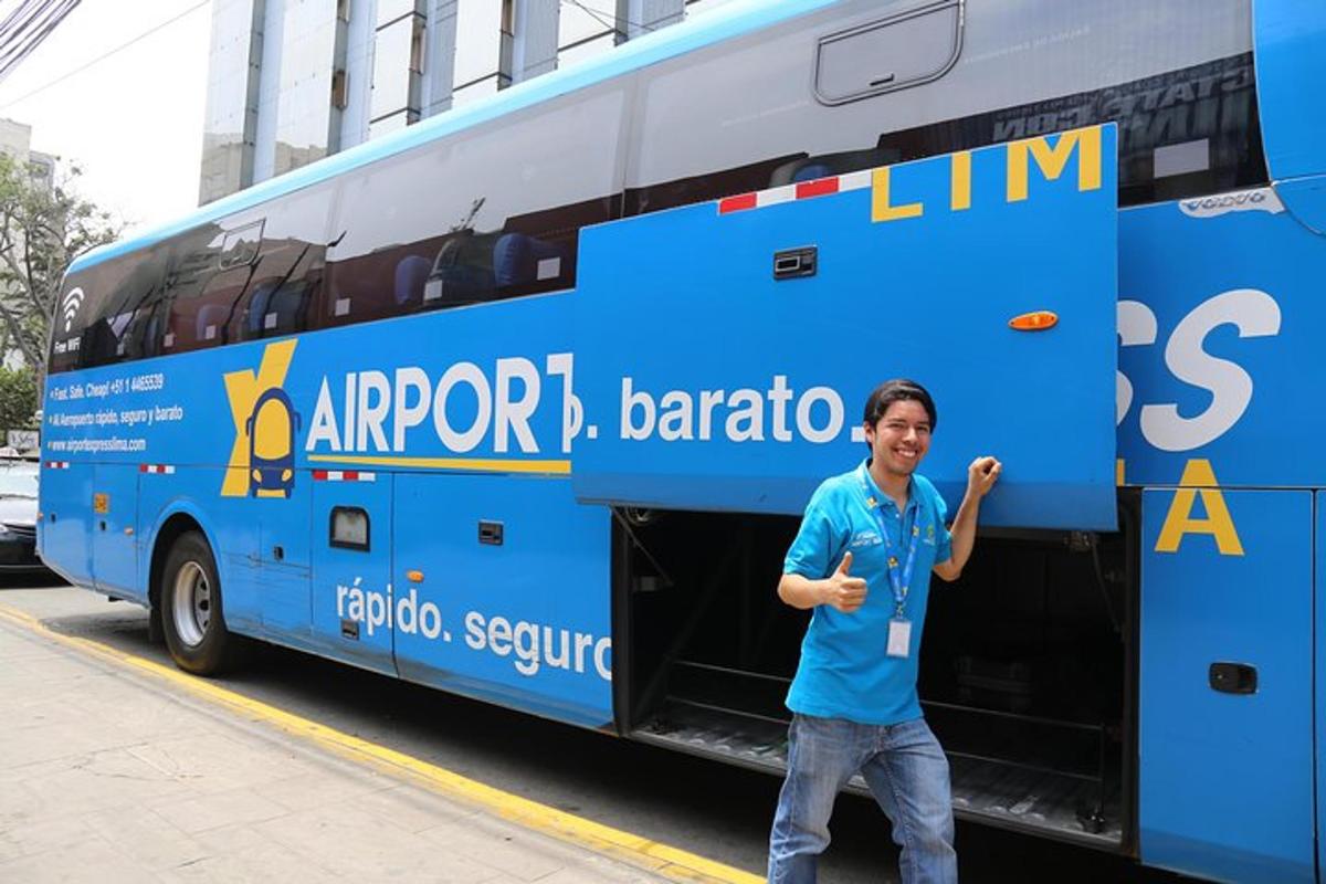 un uomo in piedi davanti a un autobus blu
