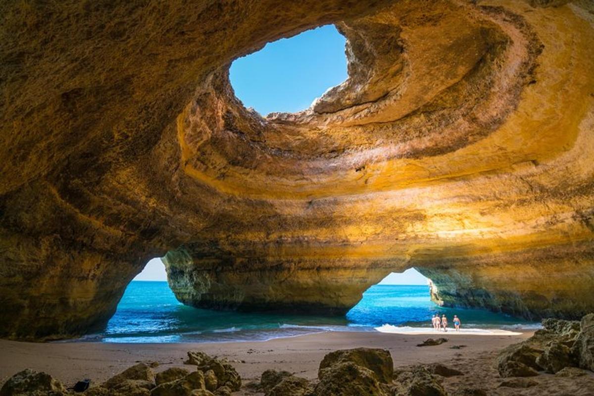 en utsikt över havet genom en klippgrotta