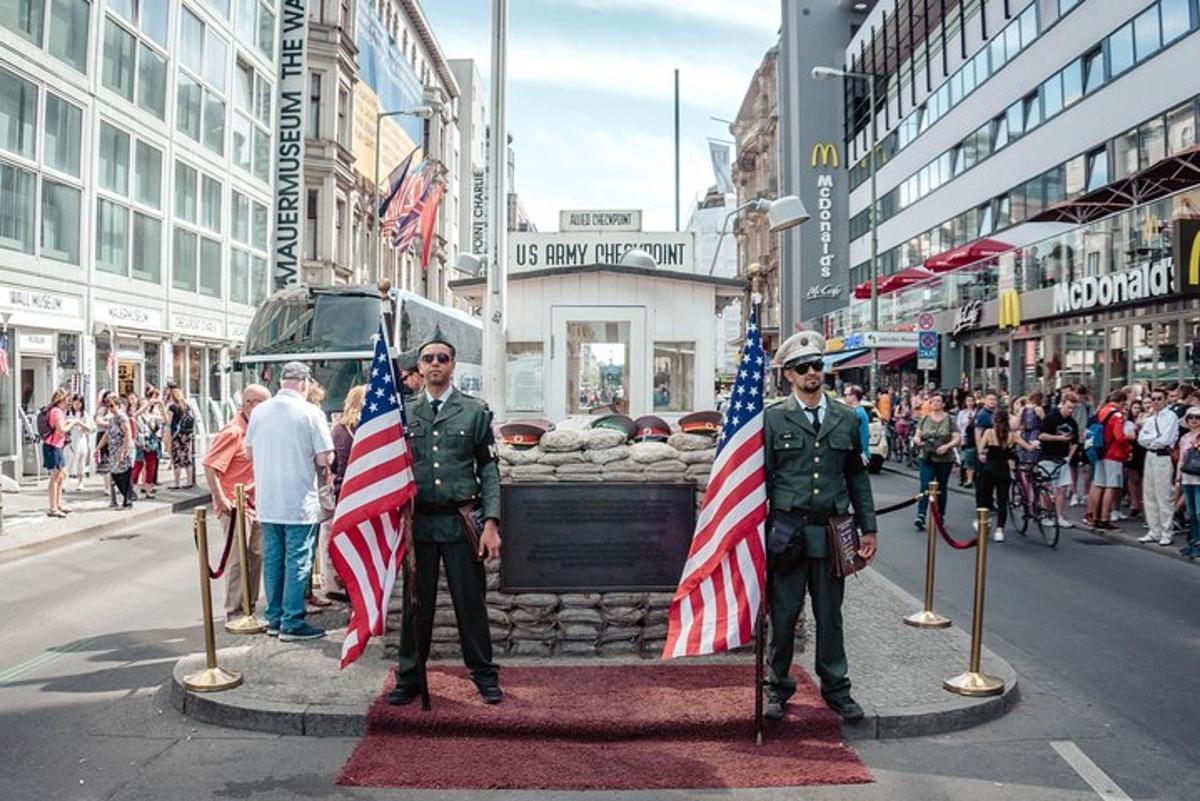 To mænd i uniform holder amerikanske flag på en gade