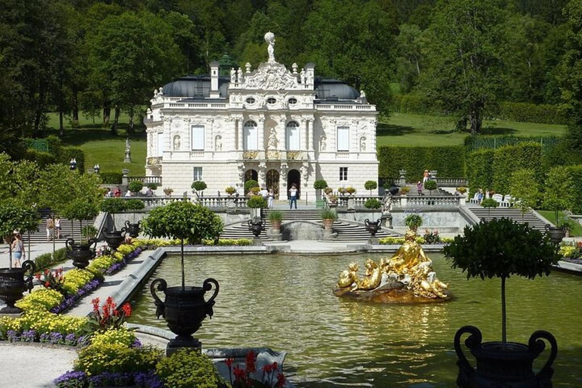 un grande edificio bianco con una fontana di fronte