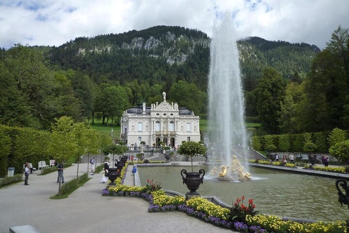 una fontana di fronte a un grande edificio con una fontana