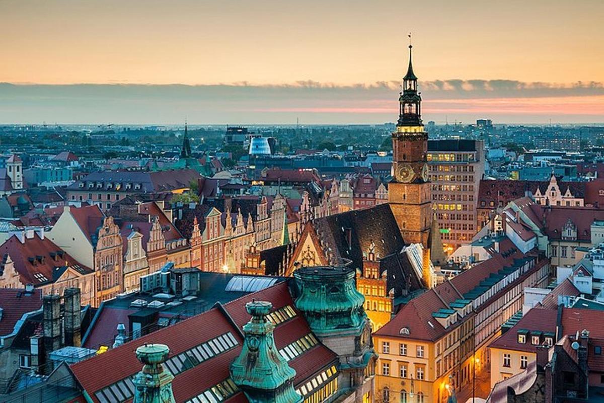 uma vista de uma cidade com uma torre do relógio