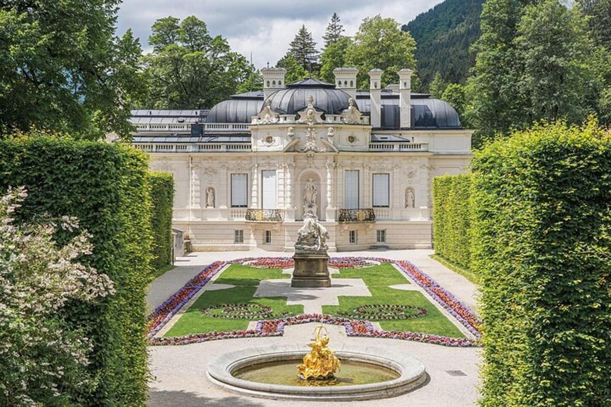 un grande edificio con una fontana di fronte