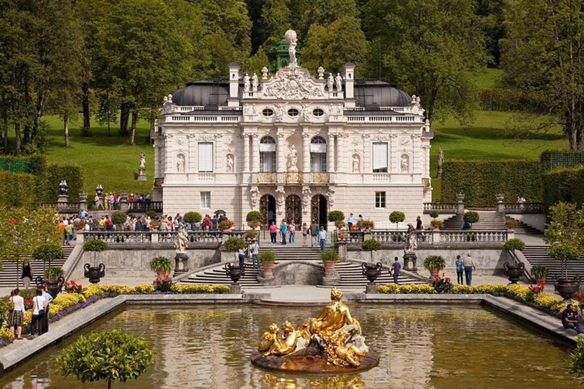 un grande edificio con una fontana di fronte