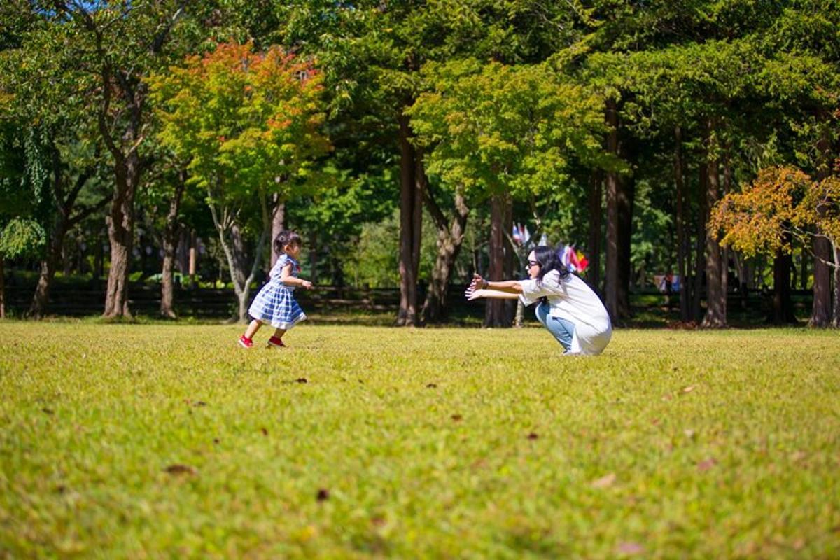 egy fiú és egy lány baseballoznak a parkban