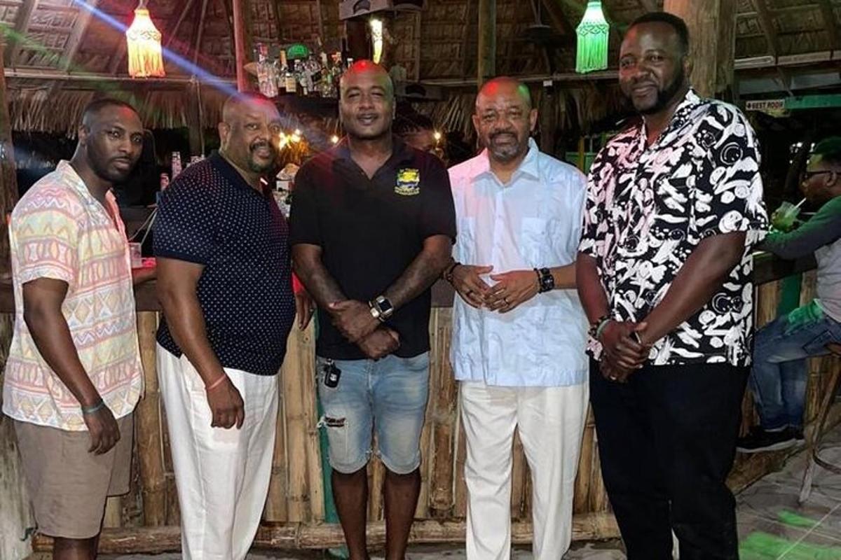 sekelompok pria berpose untuk foto di sebuah pesta